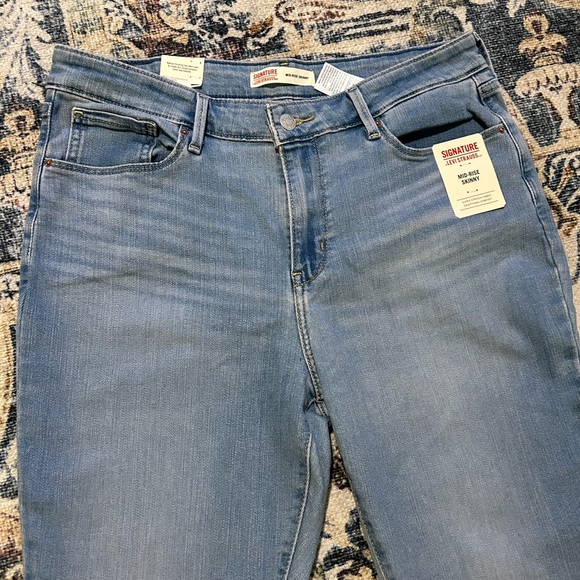 Levi’s Signature Mid Rise Skinny Jeans - Picture 2 of 10